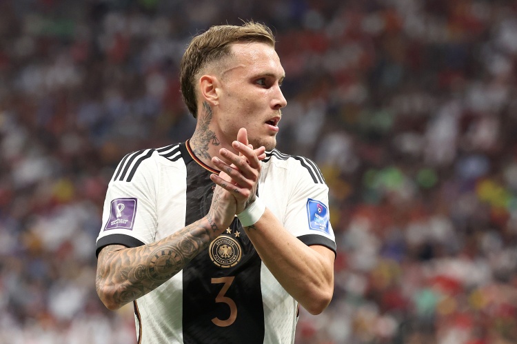 他只是笑了, 幻想过为德, 乐部做的一 他只是笑了, 幻想过为德, 乐部做的一