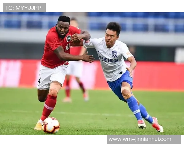 特写丨邓子豪、言奥博赛后交流球衣 湘超赛场再续队友师徒情